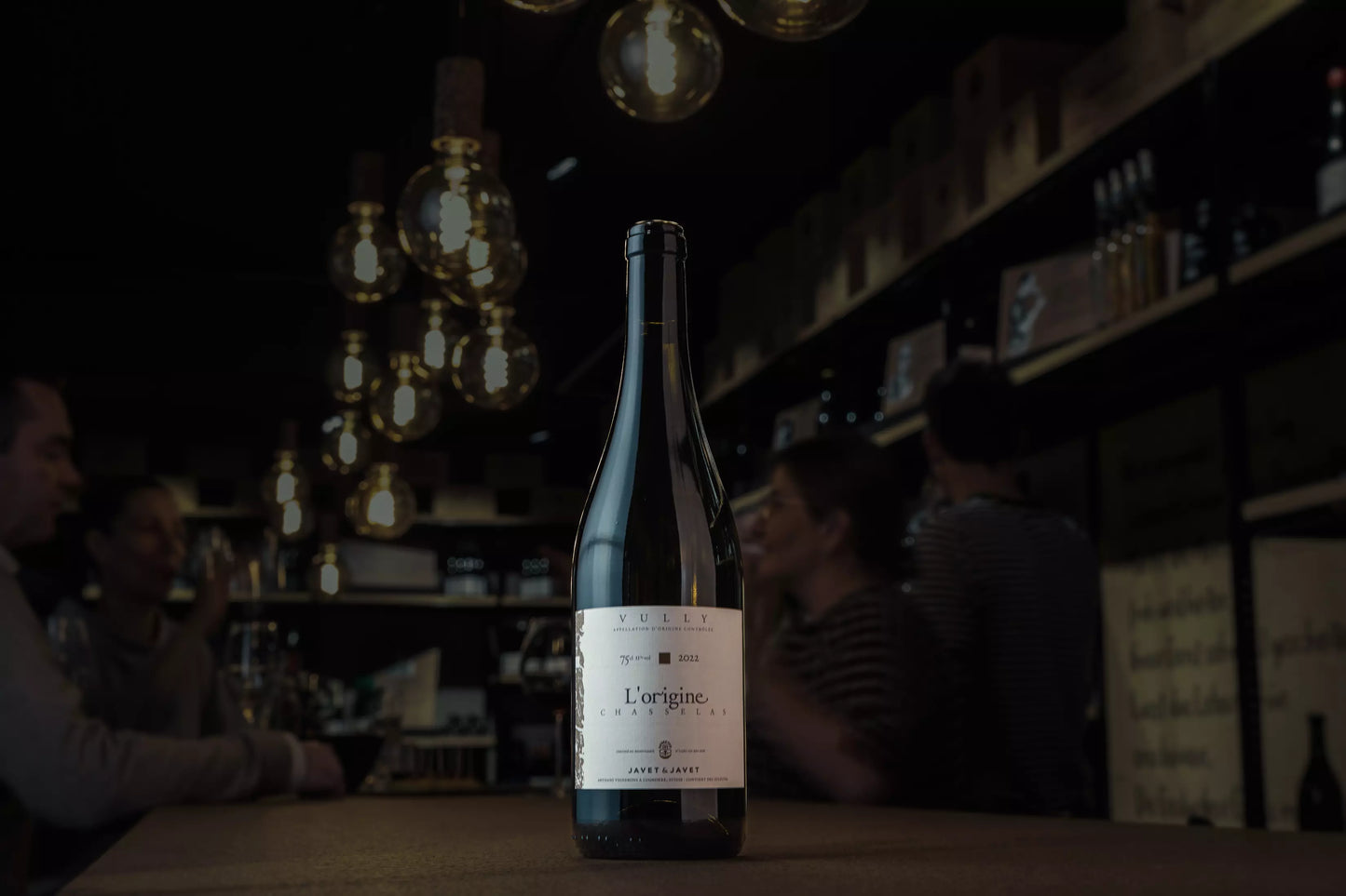 Chasselas l'Origine von Javet & Javet in der dunklen Vinothek Hauser auf dem Tisch.