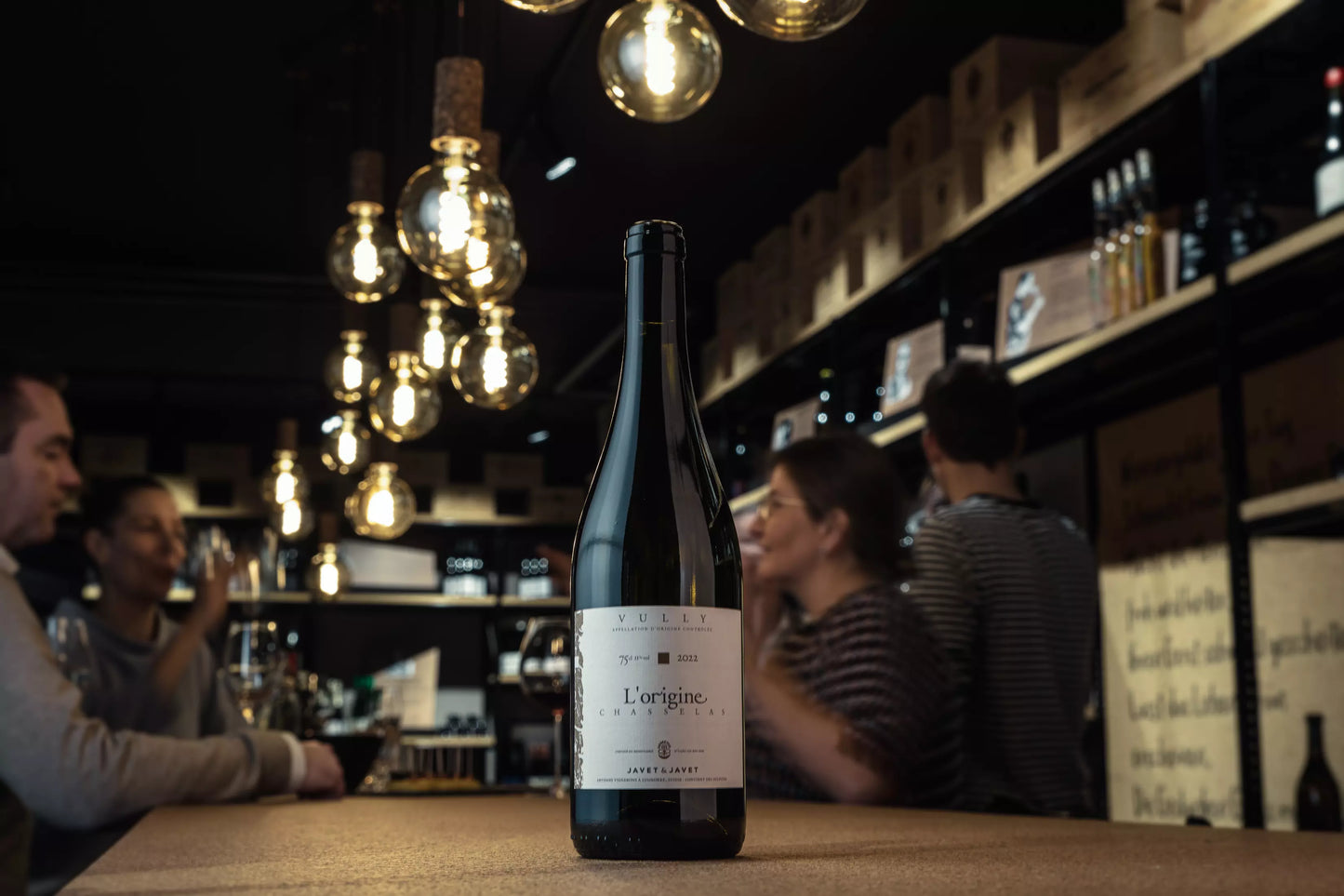 Chasselas l'Origine von Javet & Javet auf dem Tisch präsentiert in der Vinothek Hauser.