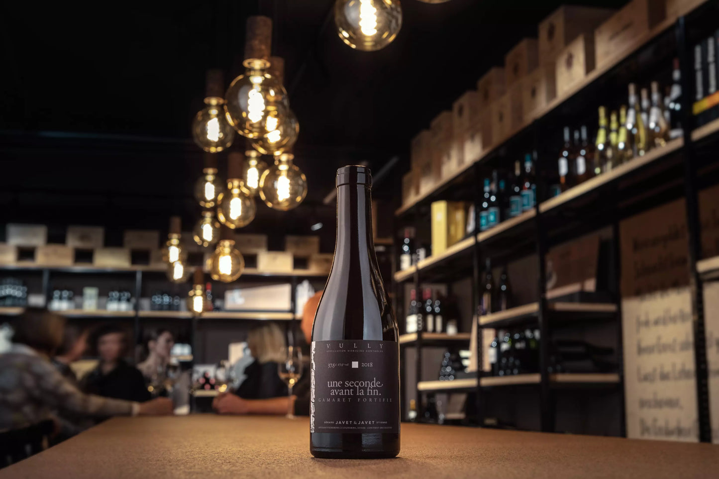 Une séconde avant la fin von Javet & Javet auf dem Tisch präsentiert in der Vinothek Hauser.