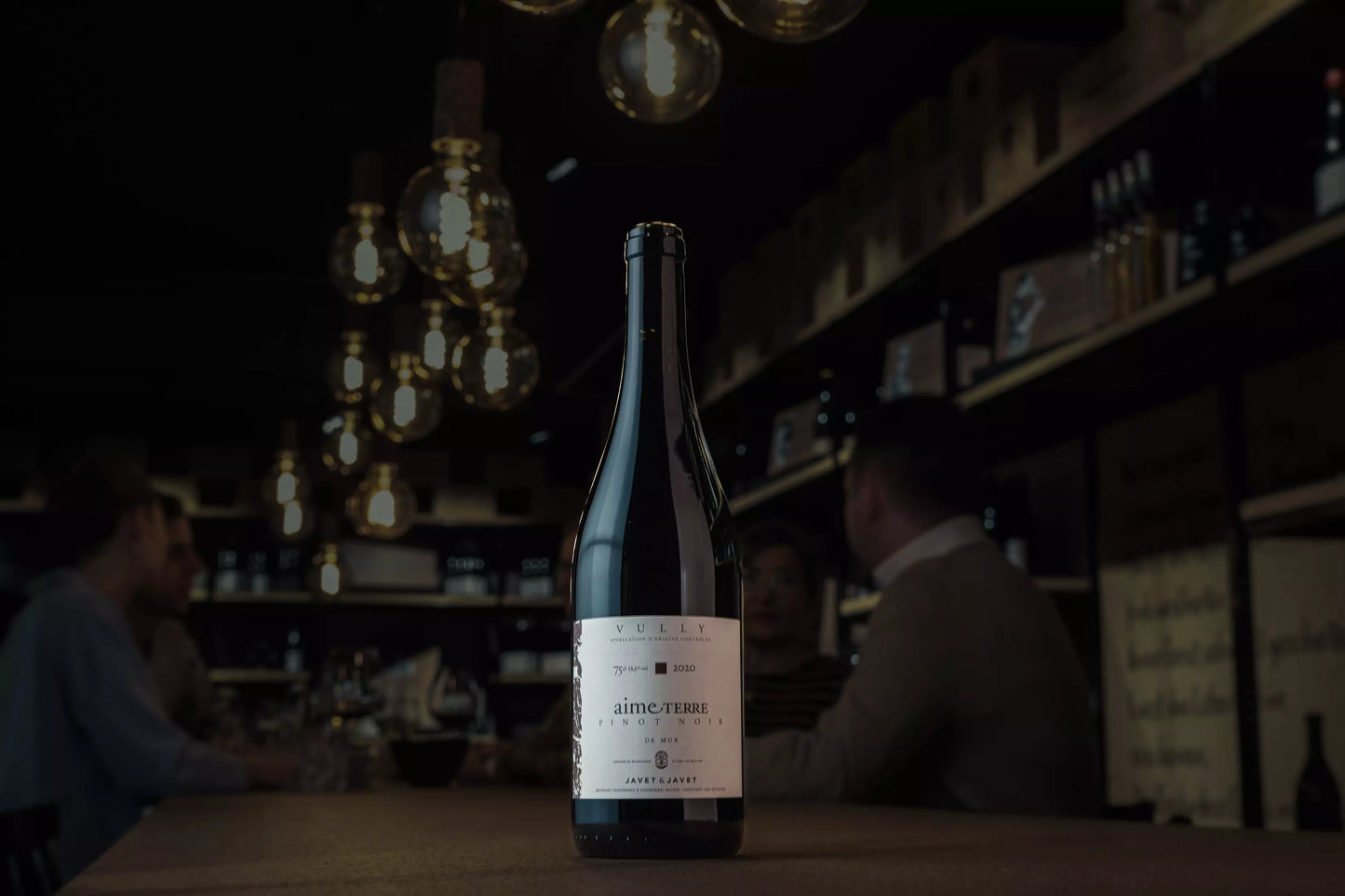 Pinot Noir de Mur von Javet & Javet in der dunklen Vinothek Hauser auf dem Tisch.