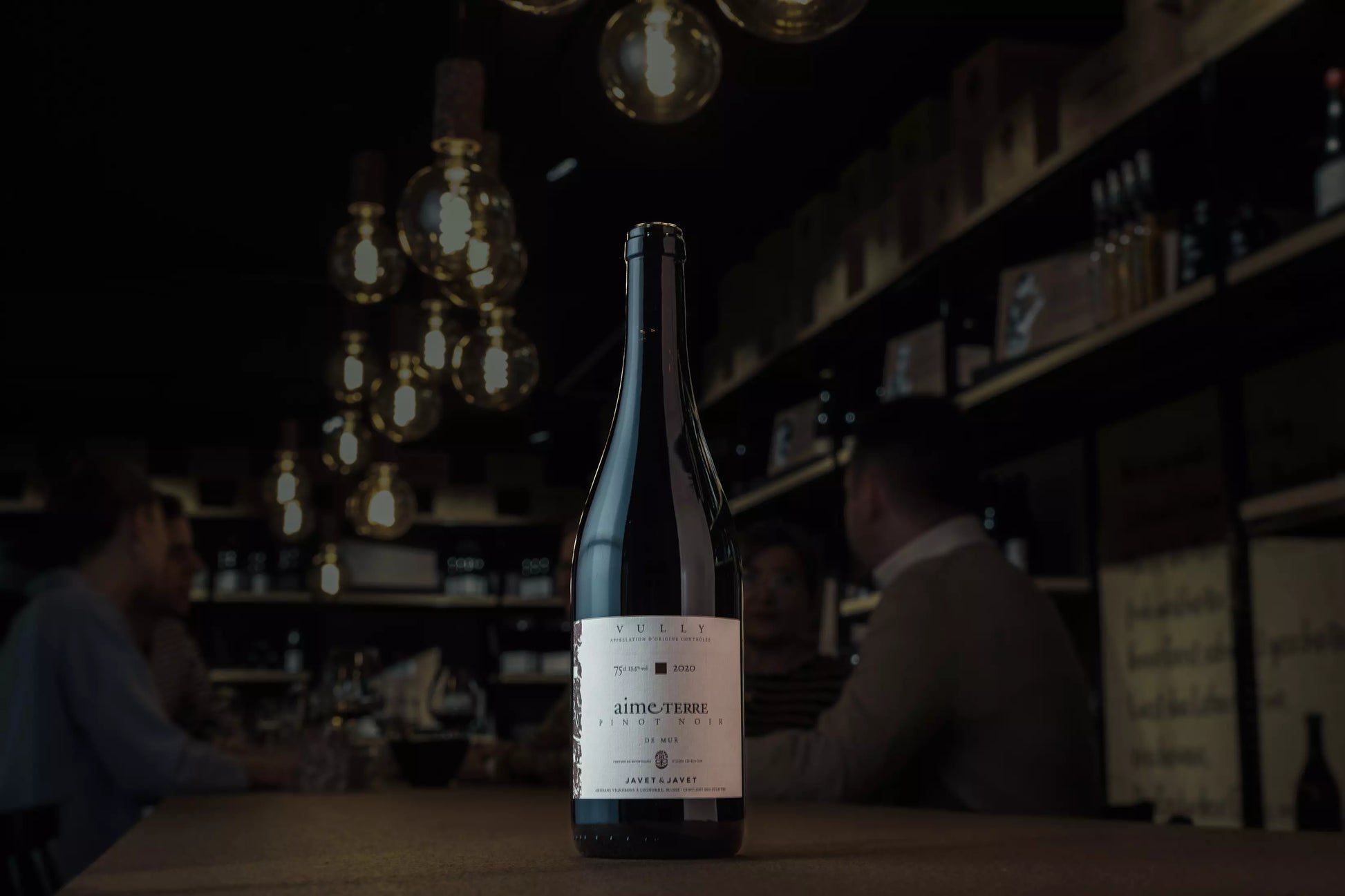 Pinot Noir de Mur von Javet & Javet in der dunklen Vinothek Hauser auf dem Tisch.