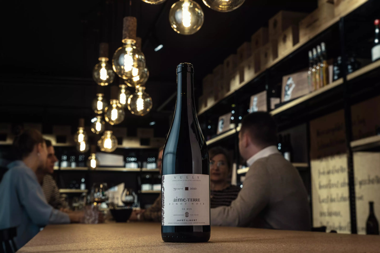 Pinot Noir de Mur von Javet & Javet auf dem Tisch präsentiert in der Vinothek Hauser.