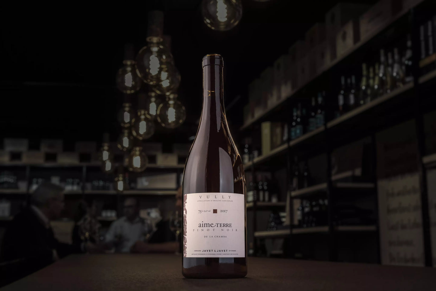 Pinot Noir de la Chamba von Javet & Javet in der dunklen Vinothek Hauser auf dem Tisch.