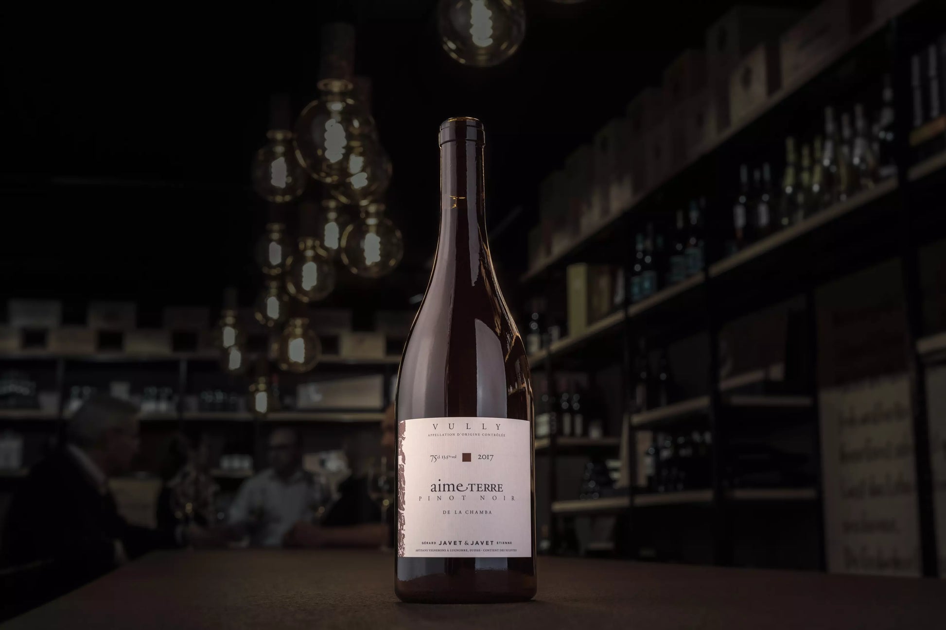 Pinot Noir de la Chamba von Javet & Javet in der dunklen Vinothek Hauser auf dem Tisch.
