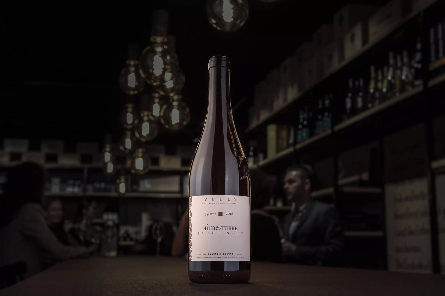 aime terre Pinot Noir von Javet & Javet in der dunklen Vinothek Hauser auf dem Tisch.