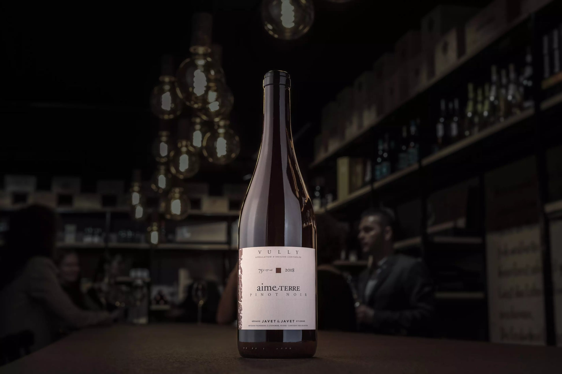 aime terre Pinot Noir von Javet & Javet in der dunklen Vinothek Hauser auf dem Tisch.