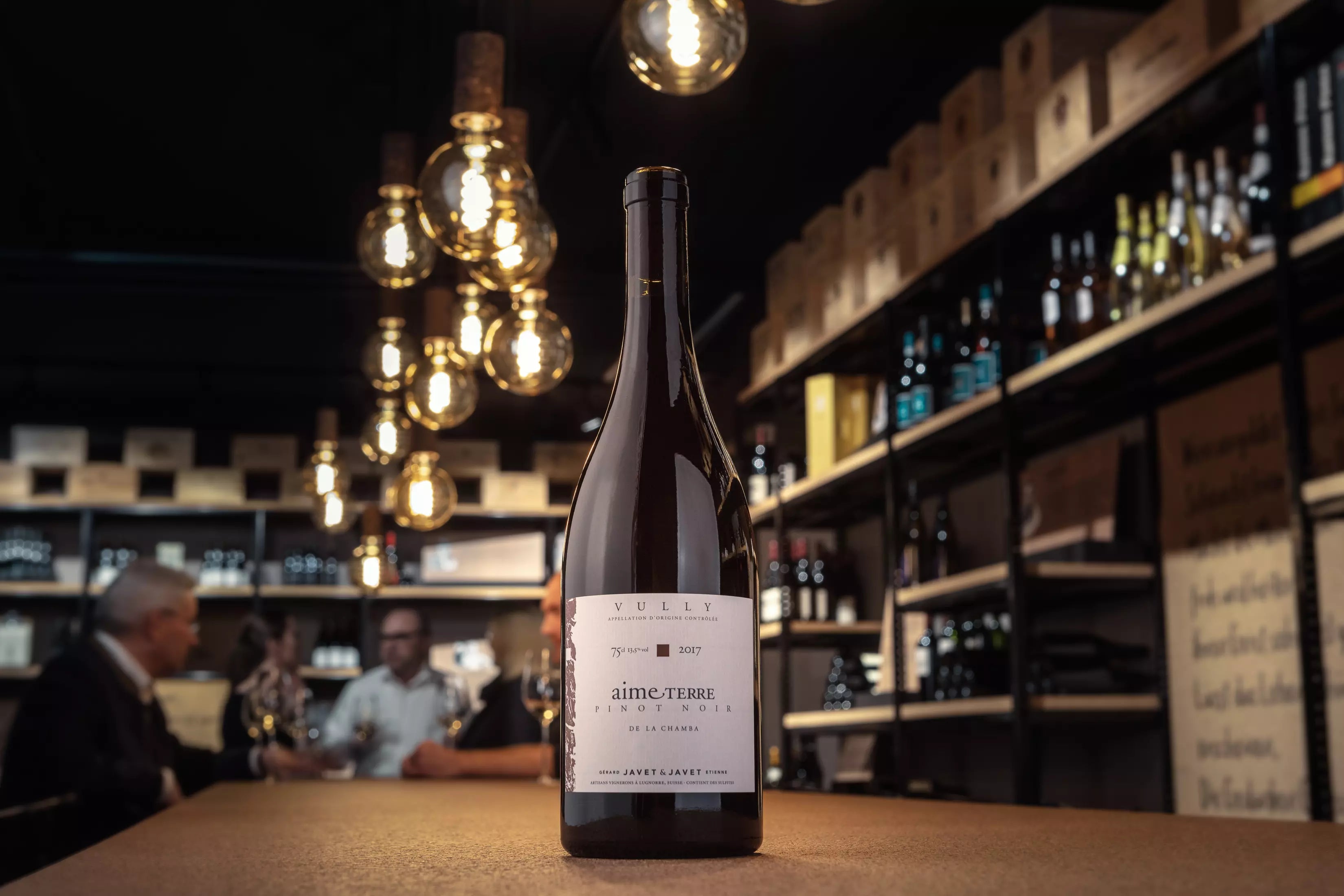 Pinot Noir de la Chamba von Javet & Javet auf dem Tisch präsentiert in der Vinothek Hauser.