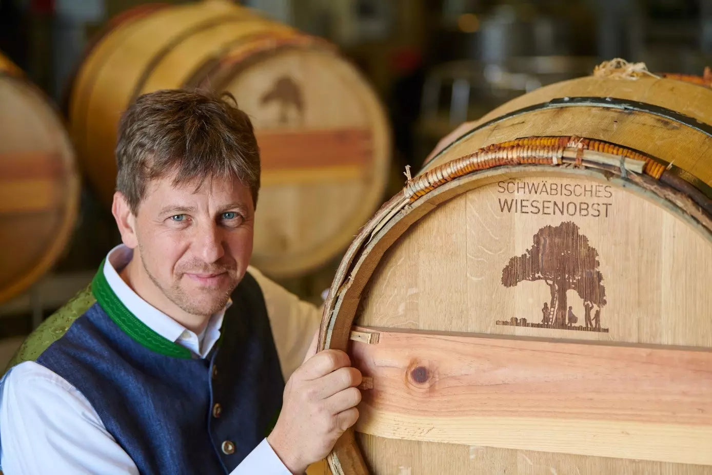 Jörg Geiger von der Manufaktur Jörg Geiger im Keller neben seinen Barriques.