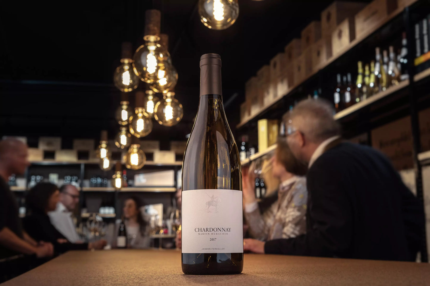 Chardonnay vom Johanniterkeller Martin Hubacher auf dem Tisch in der Vinothek Hauser.