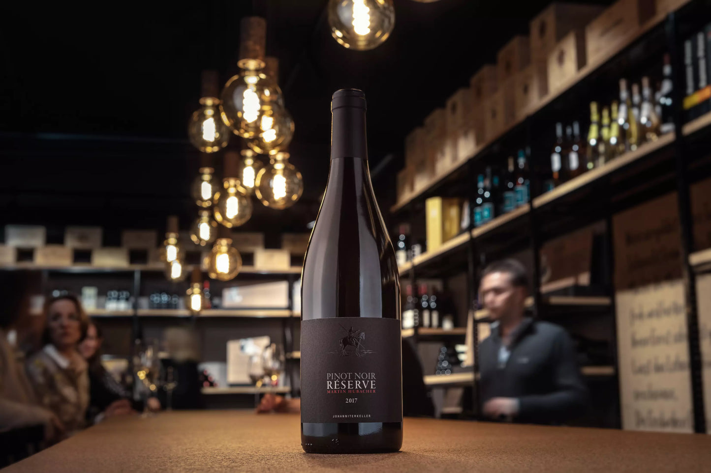 Pinot Noir Réserve vom Johanniterkeller Martin Hubacher auf dem Tisch in der Vinothek Hauser.