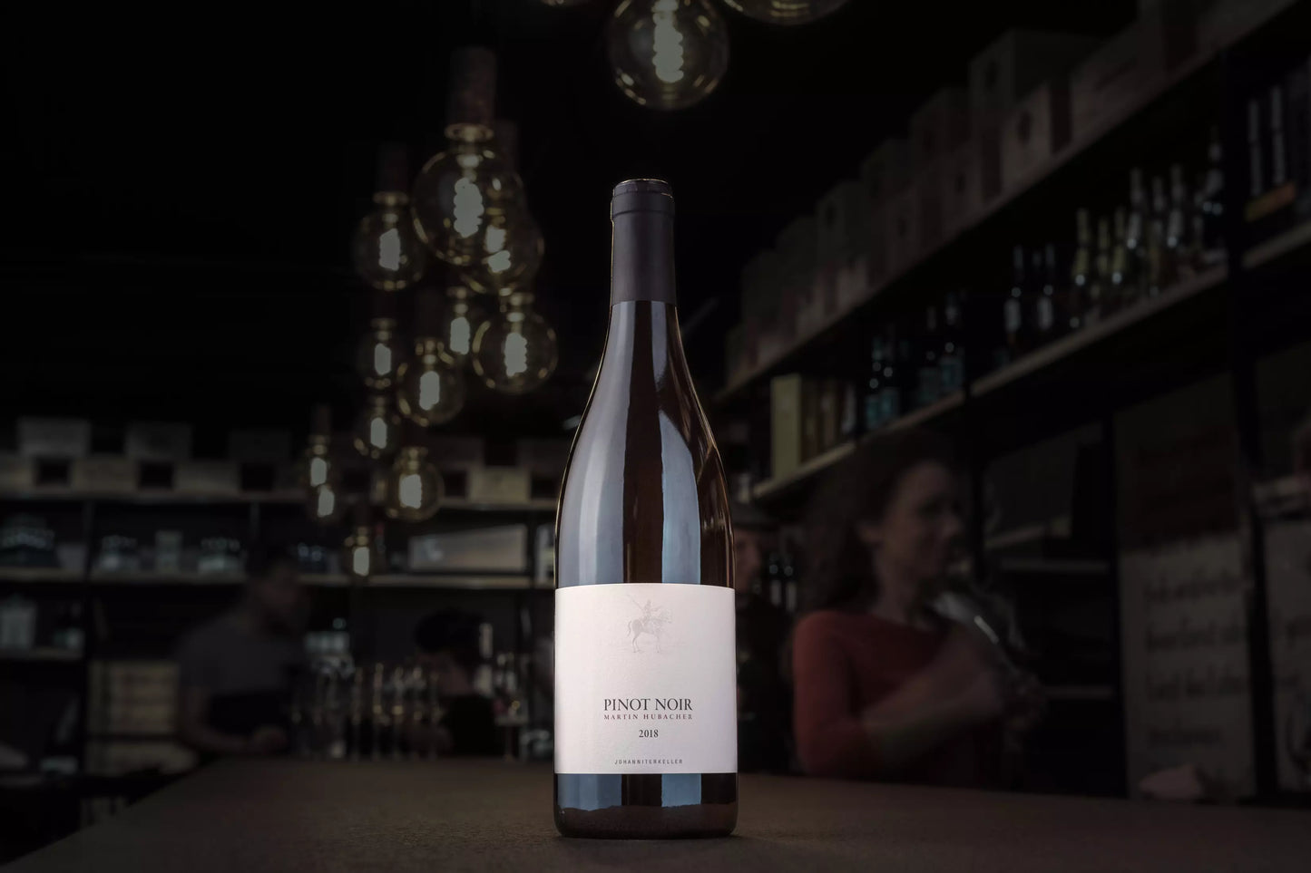 Pinot Noir Classique vom Johanniterkeller Martin Hubacher auf dem Tisch in der dunklen Vinothek Hauser.