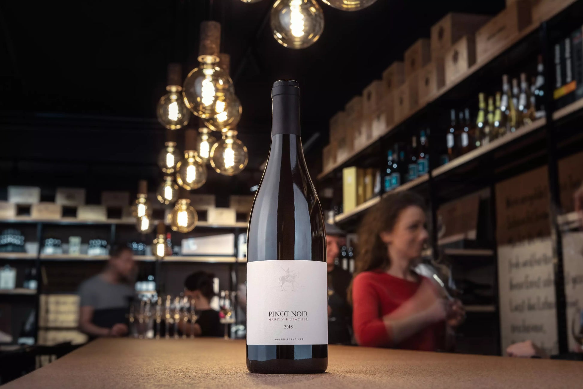 Pinot Noir Classique vom Johanniterkeller Martin Hubacher auf dem Tisch inder Vinothek Hauser.