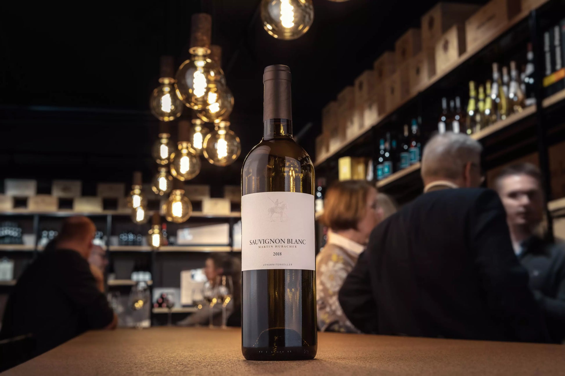 Sauvignon Blanc vom Johanniterkeller Martin Hubacher auf dem Tisch in der Vinothek Hauser.