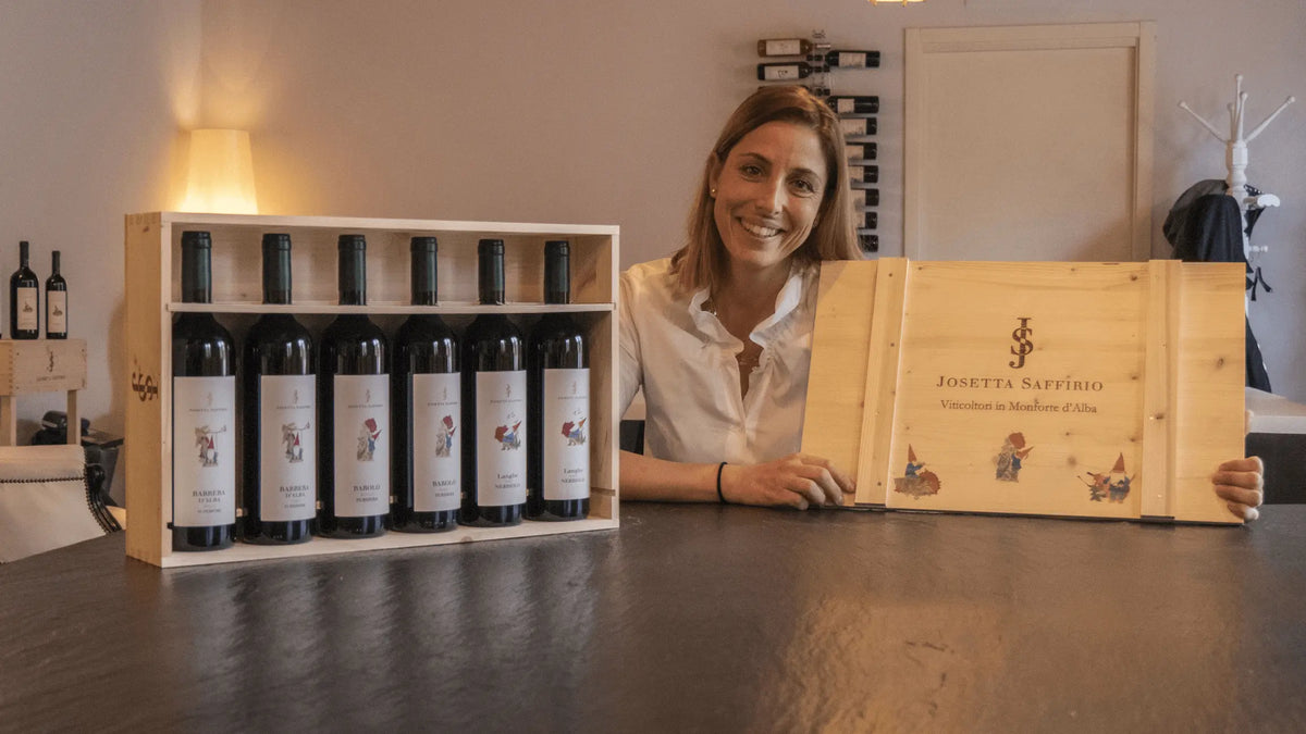 Sara Vezza in der Vinothek des Weinguts Josetta Saffirio mit einer Holzkiste Ihrer Weine.