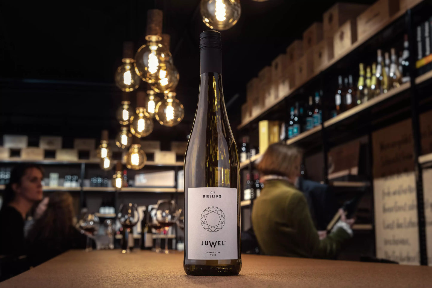 Flasche Juwel Riesling auf dem Tisch in der Vinothek Hauser