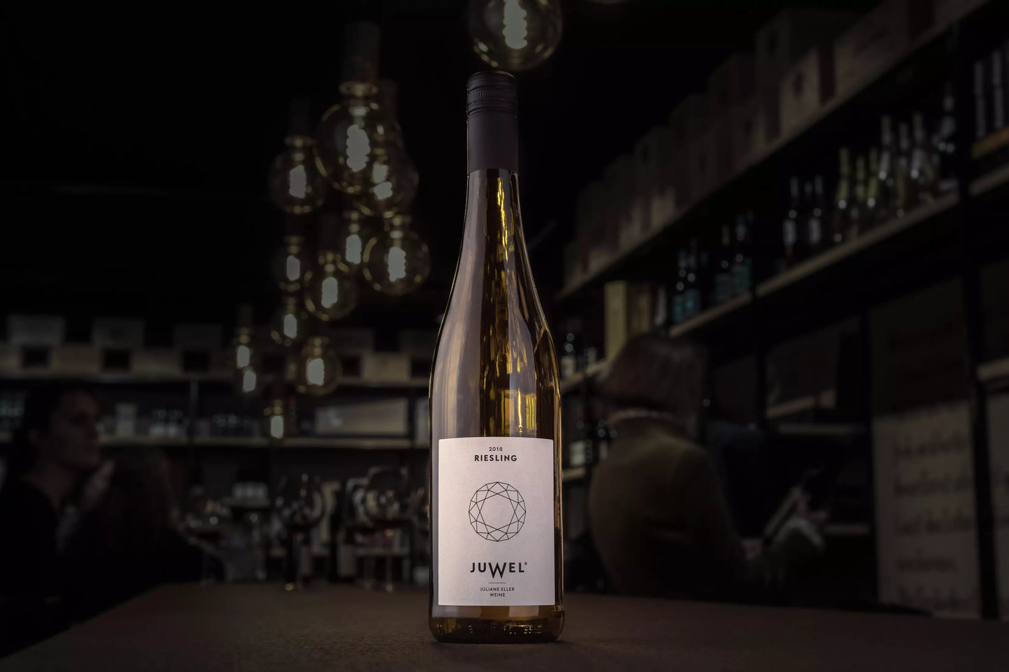 Juwel Riesling auf dem Tisch in der dunklen Vinothek Hauser