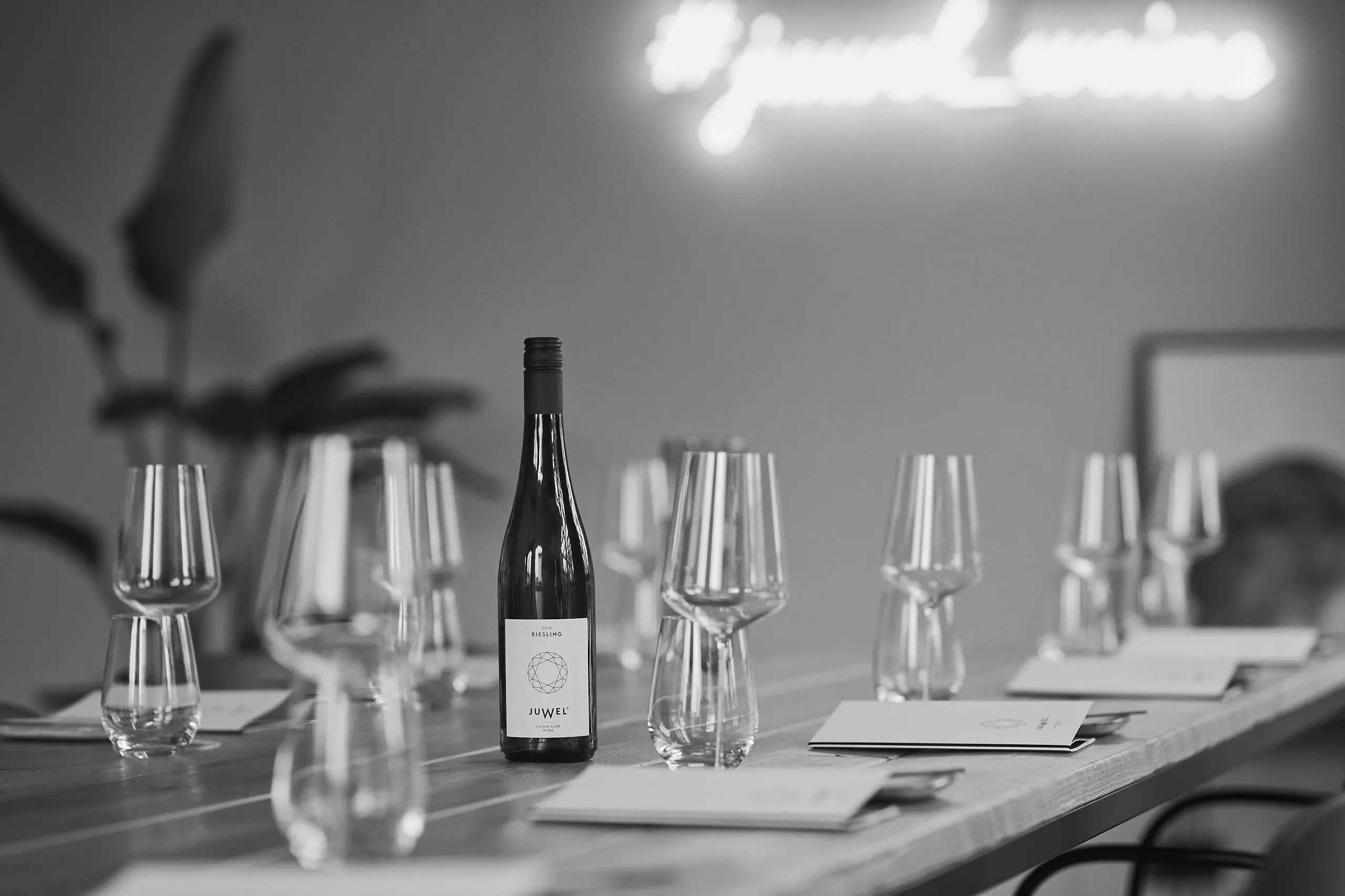 Degustationsraum bei Juwel Weine Juliane Eller mit einer Flasche Riesling und Gläsern auf dem Tisch.