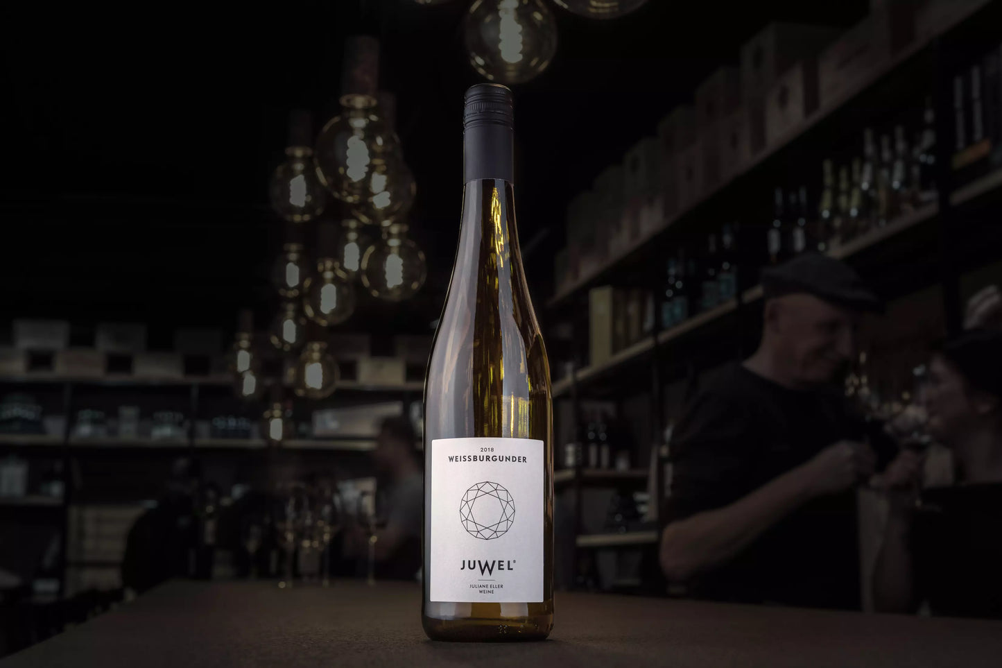 Flasche Juwel Weissburgunder in der dunklen Vinothek Hauser