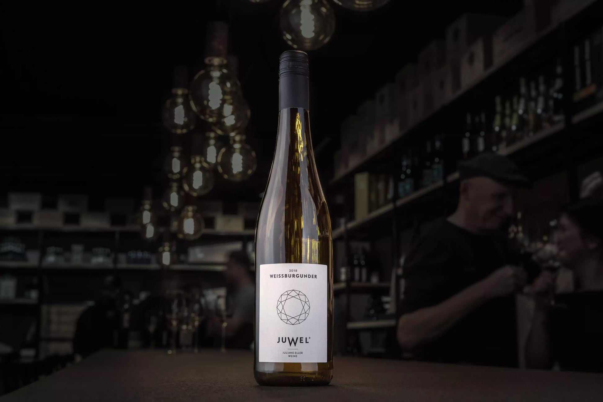 Flasche Juwel Weissburgunder in der dunklen Vinothek Hauser