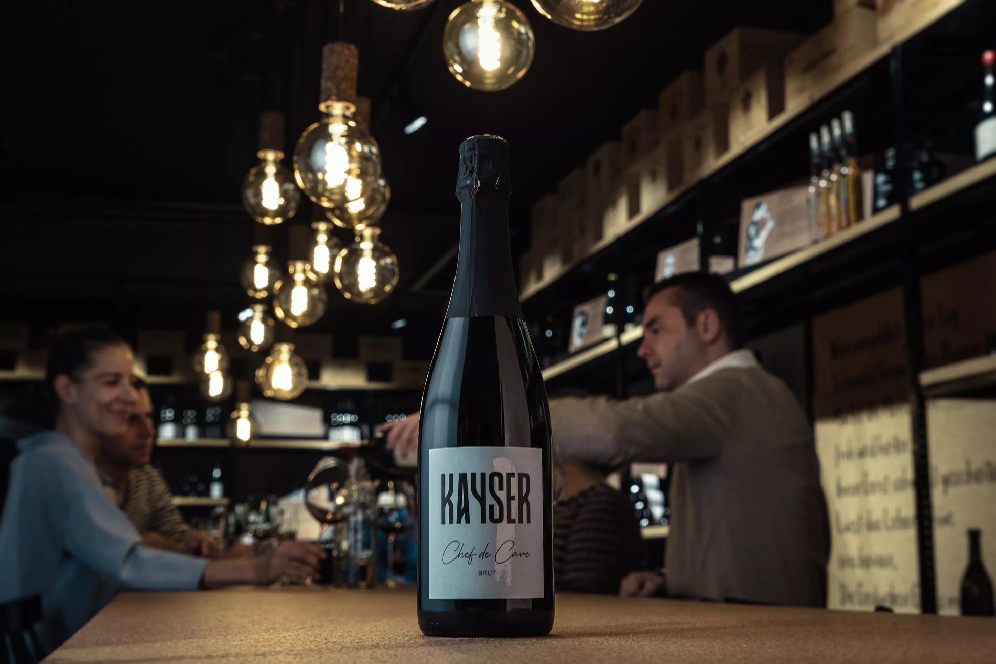 Chef de Cave Brut Rosé Sekt von Kayser Wein & Sekt auf dem Tisch in der Vinothek Hauser.