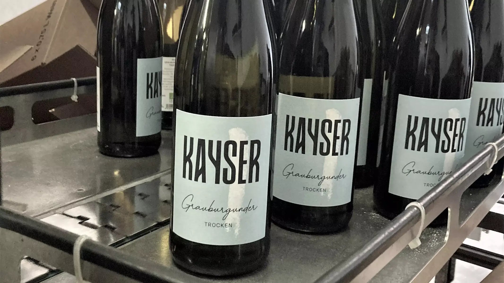 Grauburgunder Flaschen von Kayser Wein & Sekt aus der Pfalz nach der Abfüllung.
