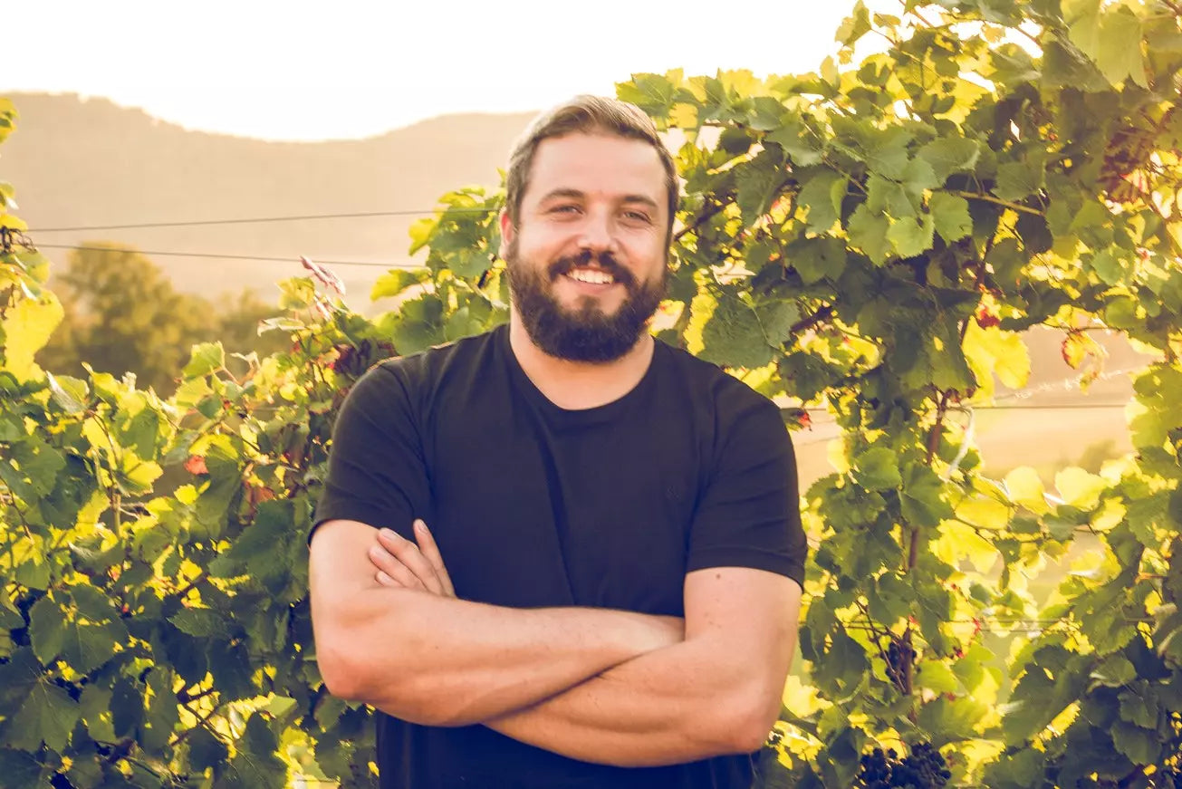 Portrait von Frank Kayser von Kayser Wein & Sekt in den Rebbergen in der Pfalz.