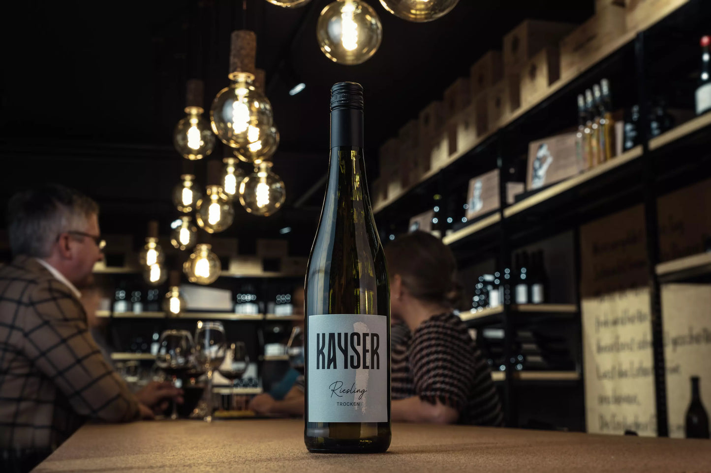 Riesling von Kayser Wein & Sekt auf dem Tisch in der Vinothek Hauser.