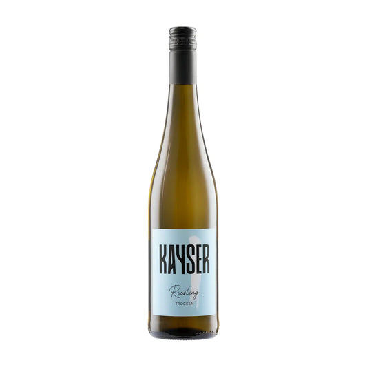 Riesling von Kayser Wein & Sekt freigestellt vor weissem Hintergrund.