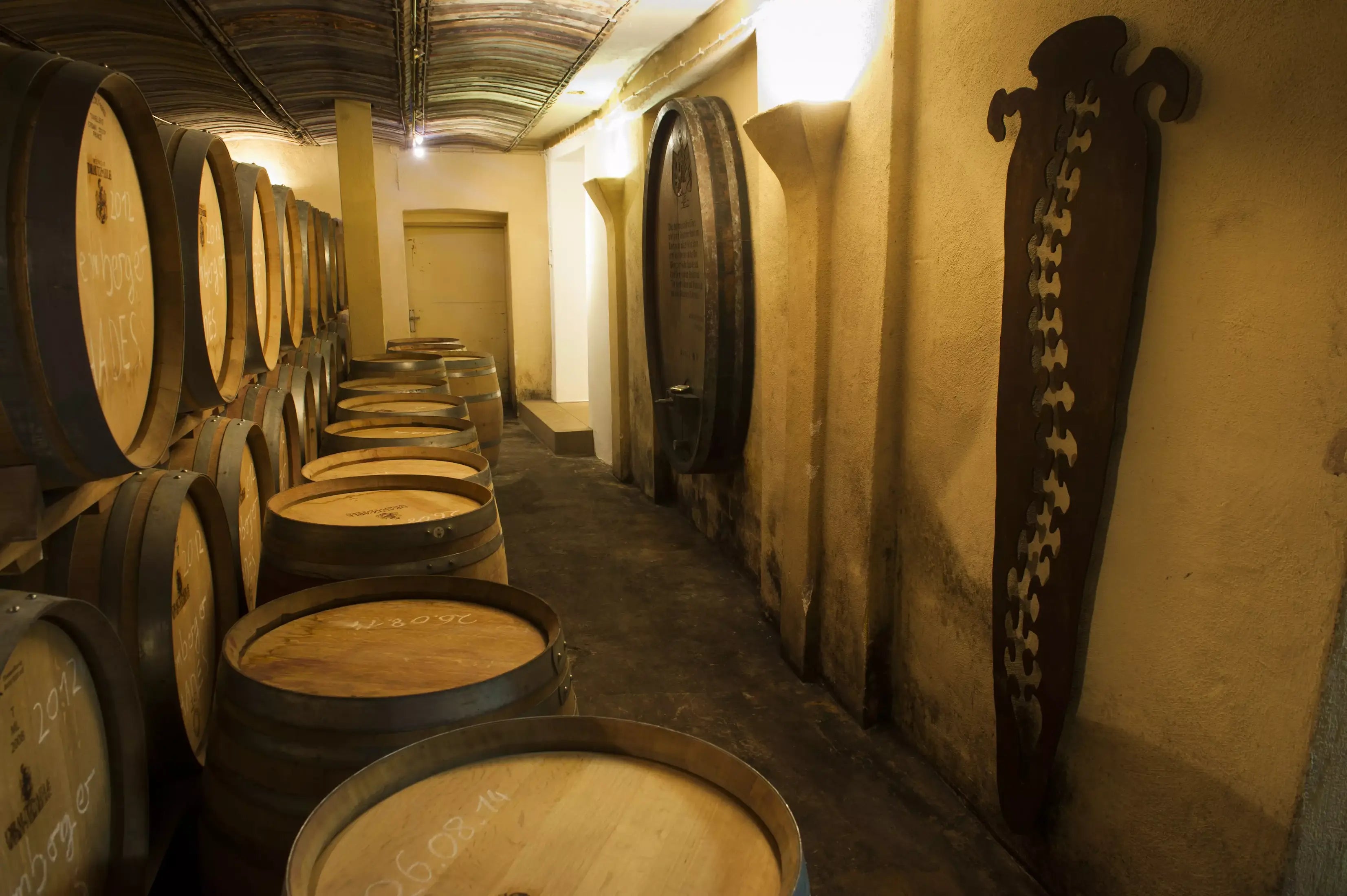 Keller mit Barriques im Weingut Drautz-Able in Württemberg.