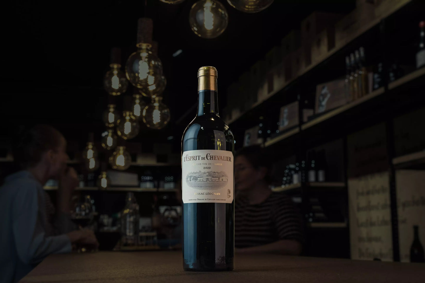 L'Esprit de Chevalier Blanc von der Domaine de Chevalier in der dunklen Vinothek Hauser auf dem Tisch.