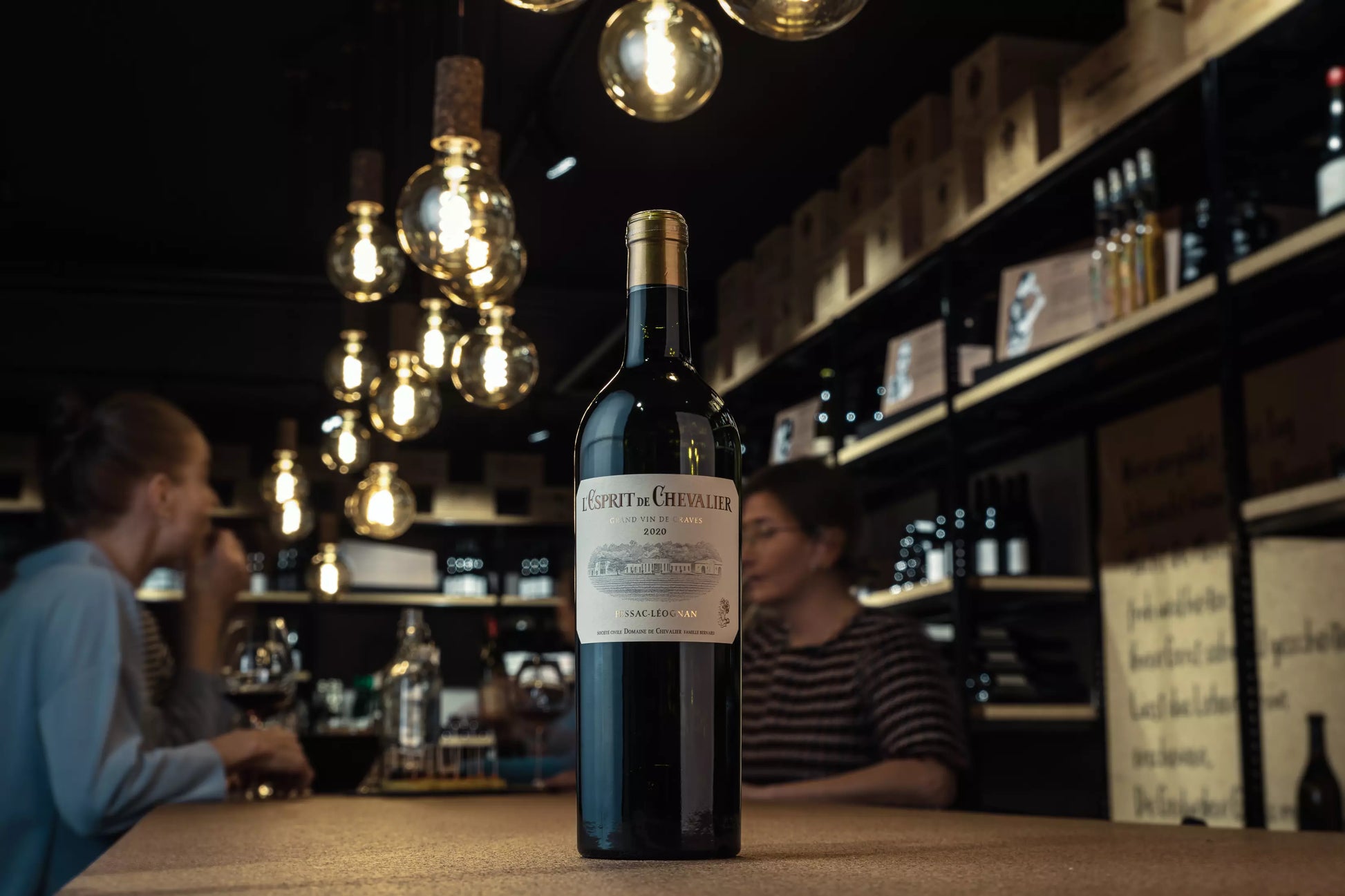 L'Esprit de Chavalier blanc von Domaine de Chevalier auf dem Tisch in der Vinothek Hauser präsentiert.