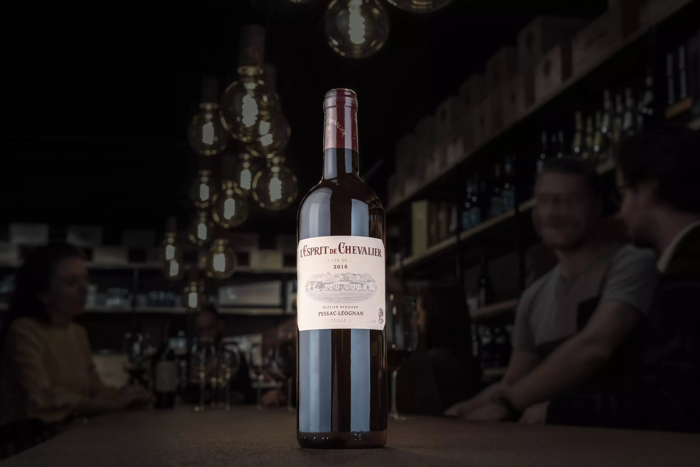 L'Esprit de Chevalier rouge von der Domaine de Chevalier in der dunklen Vinothek Hauser auf dem Tisch.