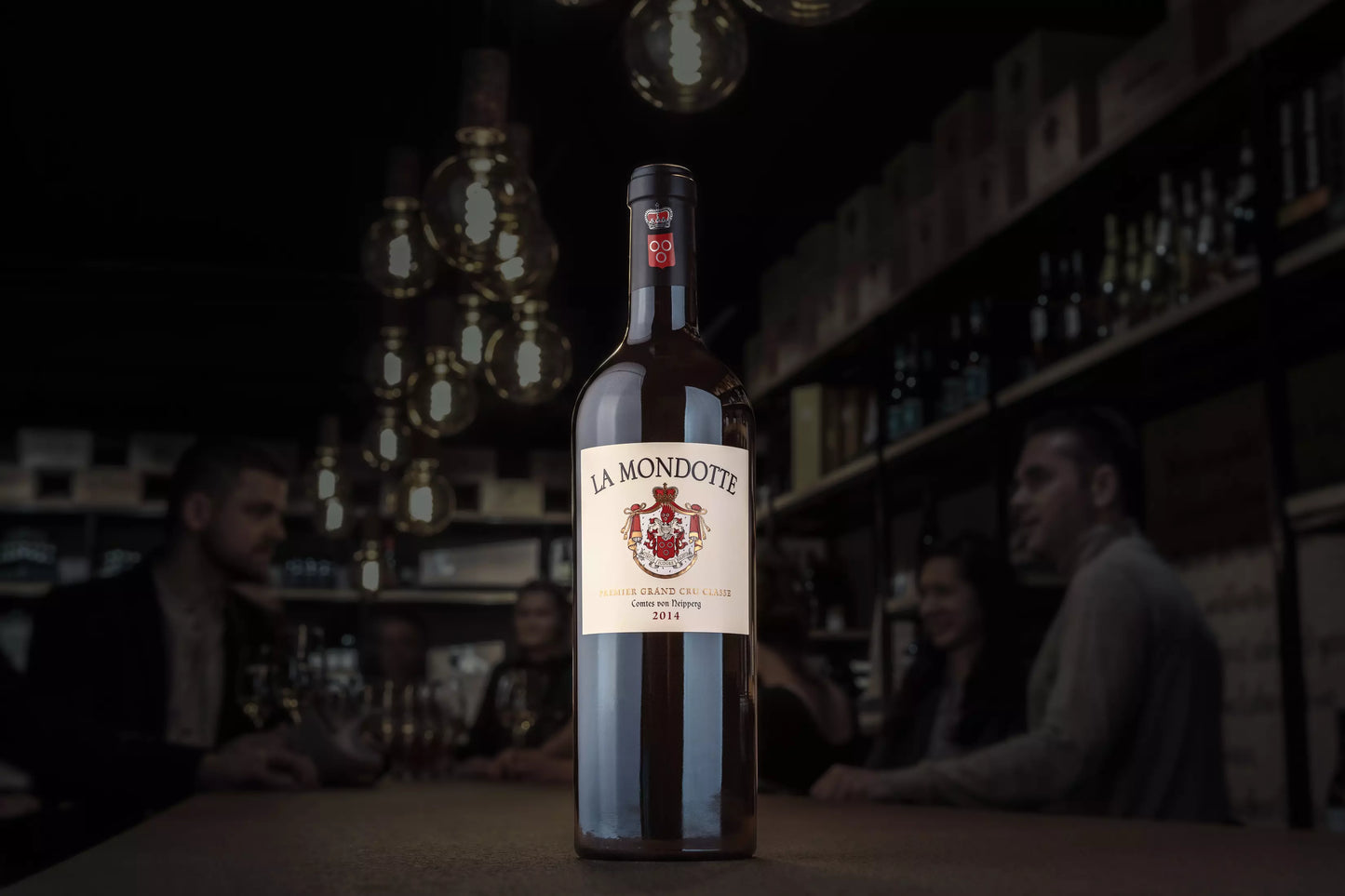 La Mondotte Premier Grand Cru Classé von Stephan von Neipperg auf dem Tisch in der Vinothek Hauser im Dunkeln.