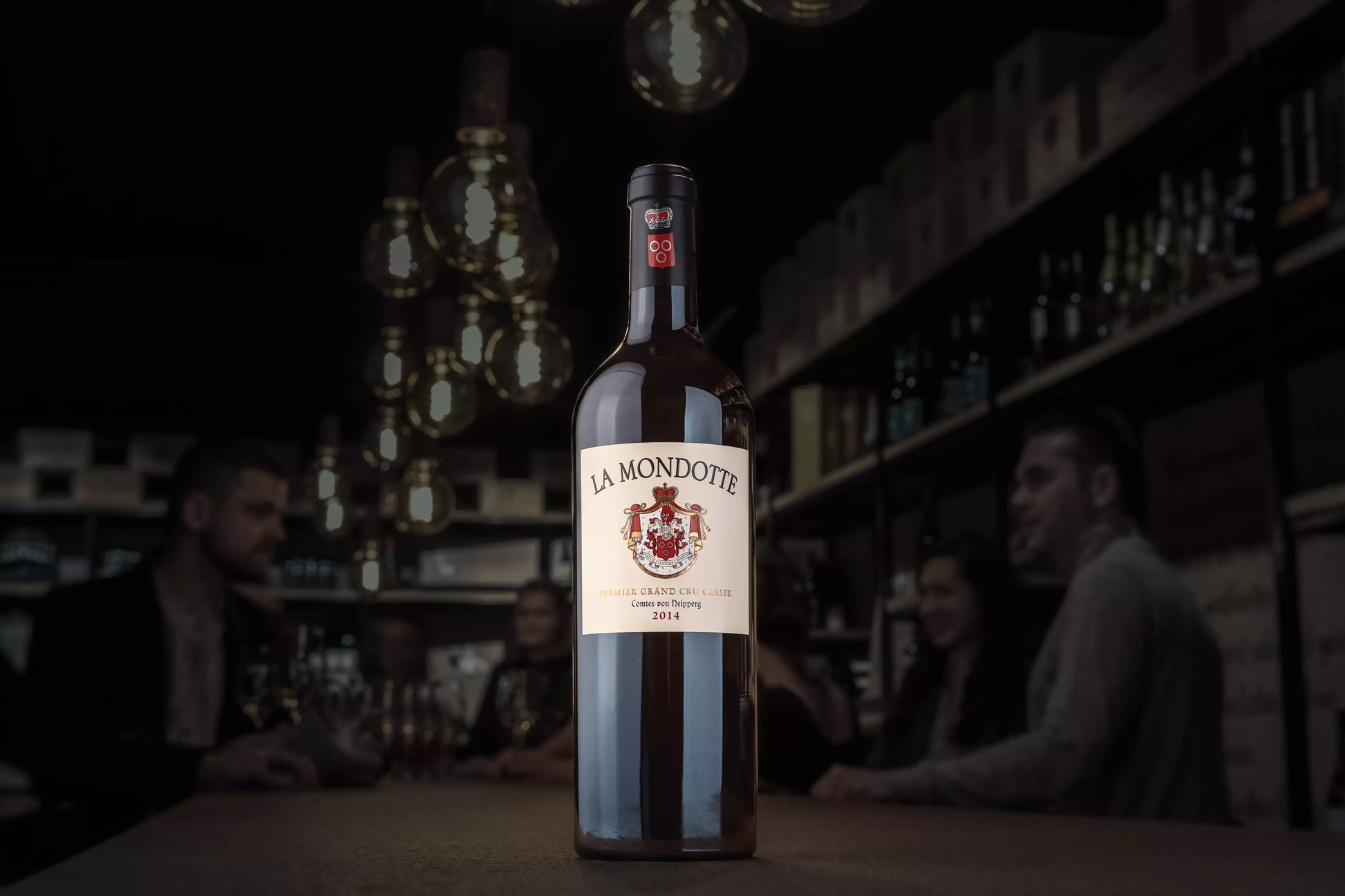 La Mondotte Premier Grand Cru Classé von Stephan von Neipperg auf dem Tisch in der Vinothek Hauser im Dunkeln.