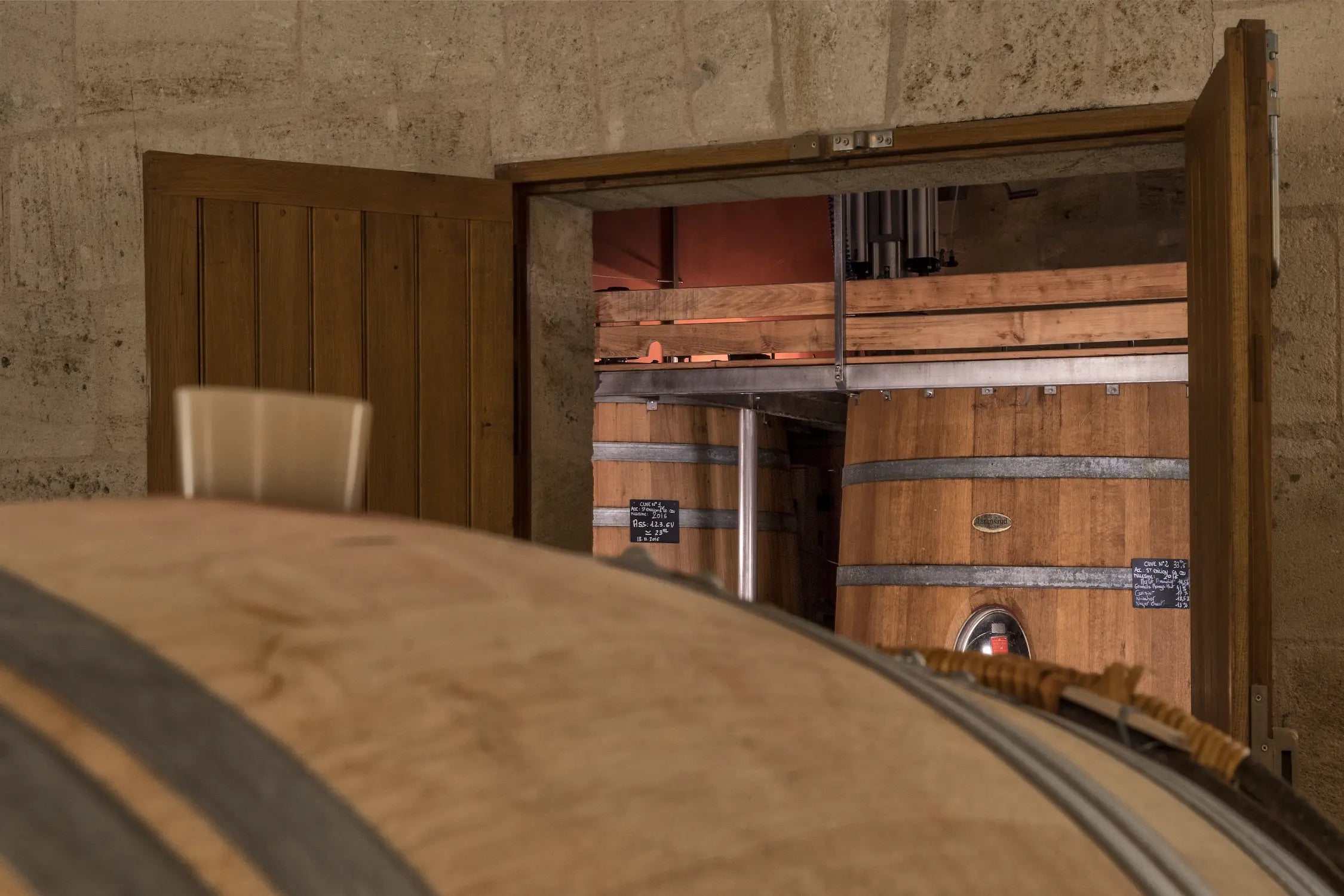 Fässer im Keller von La Mondotte in Saint-Émilion.