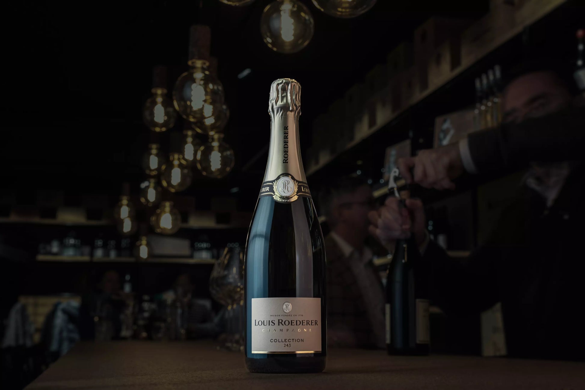 Collection von Louis Roederer in der dunklen Vinothek Hauser auf dem Tisch.