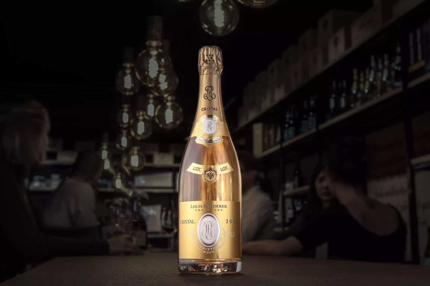 Cristal von Louis Roederer in der dunklen Vinothek Hauser aus dem Tisch.
