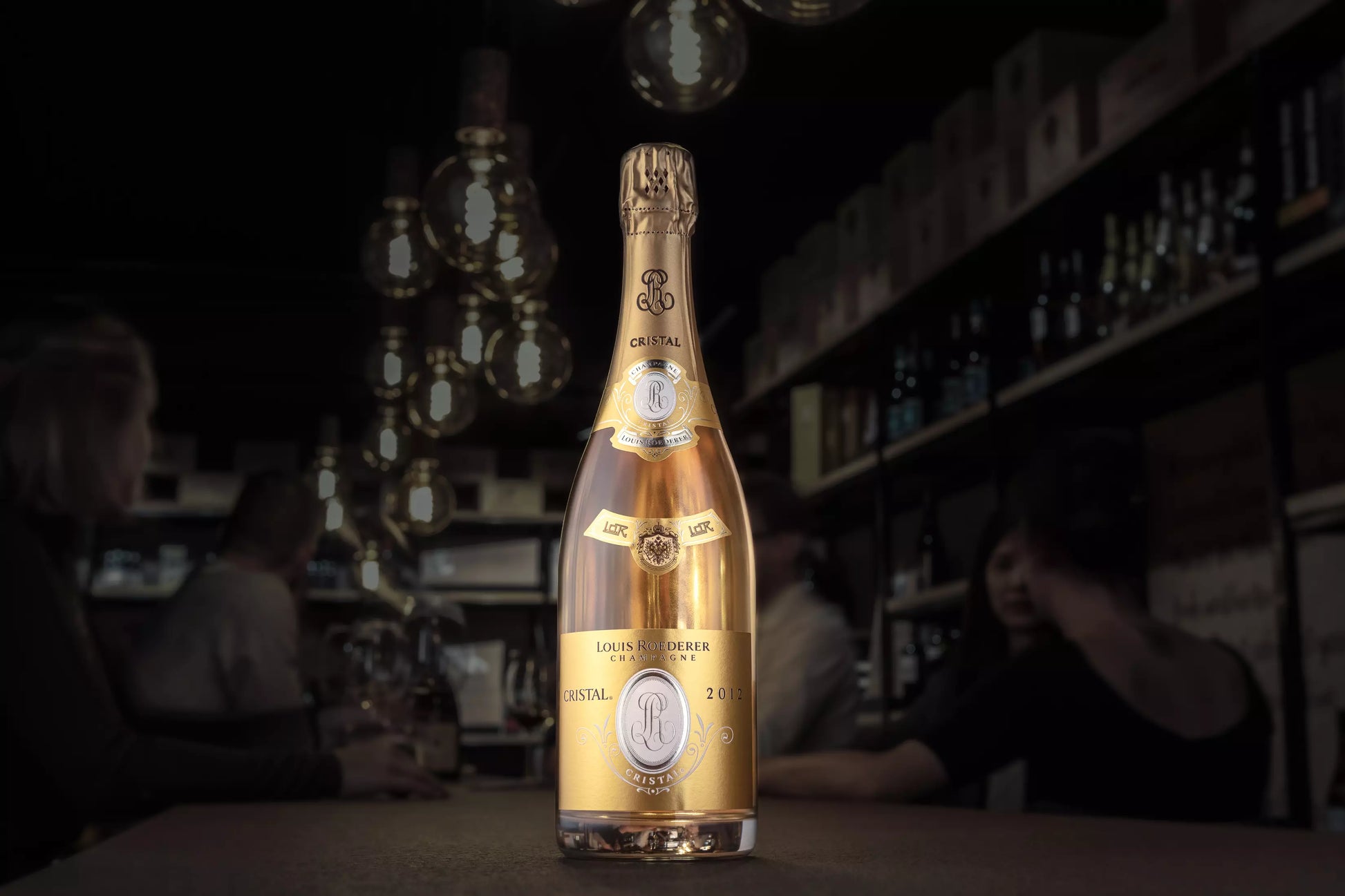 Cristal von Louis Roederer in der dunklen Vinothek Hauser aus dem Tisch.