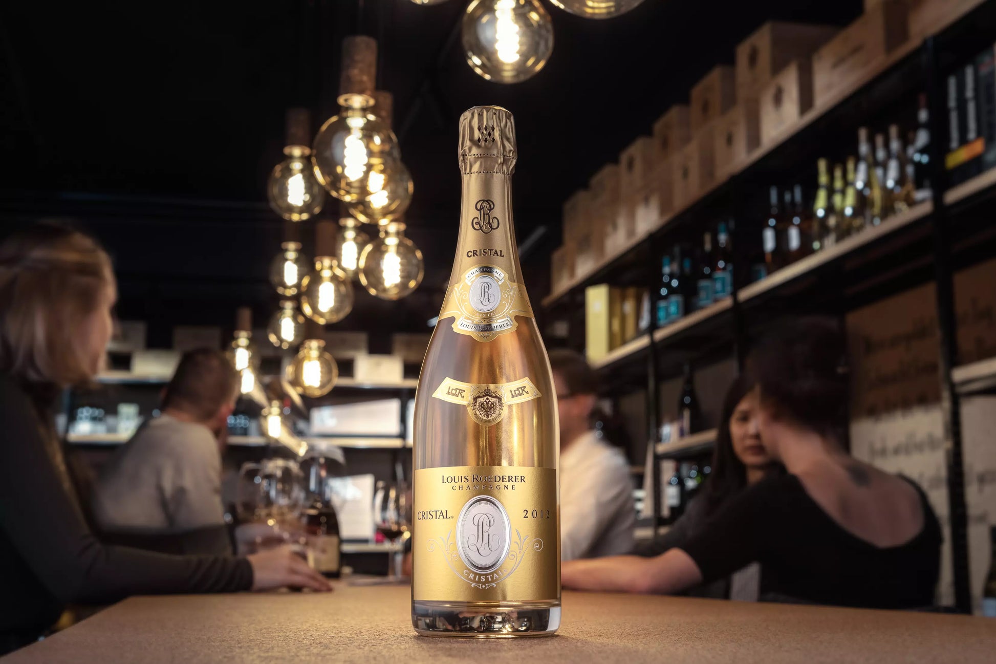 Cristal von Louis Roederer auf dem Tisch in der Vinothek Hauser.