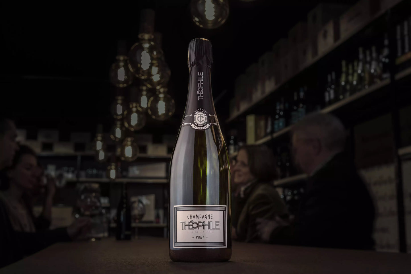Théophile Brut auf dem Tisch in der dunklen Vinothek Hauser.