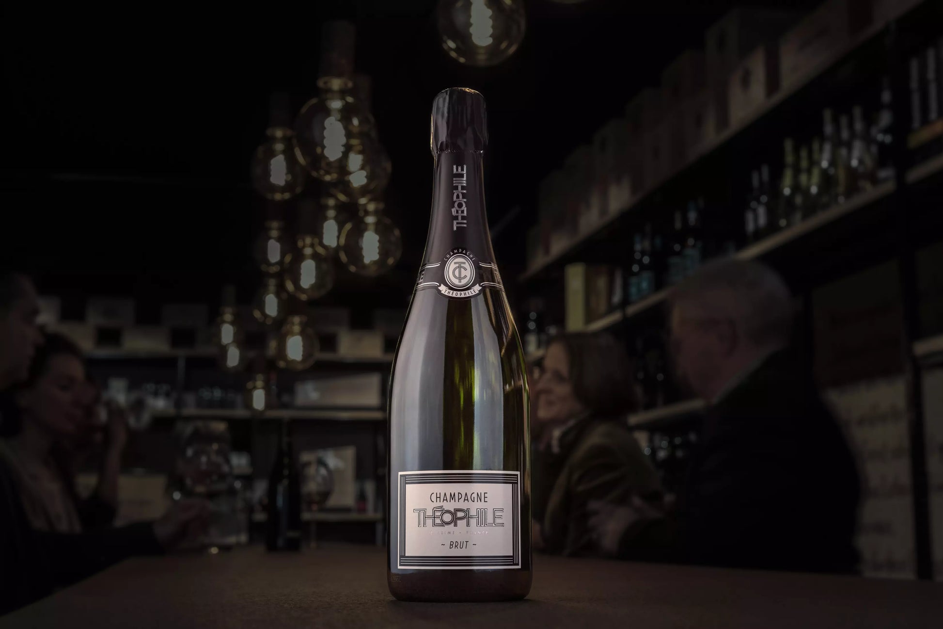 Théophile Brut auf dem Tisch in der dunklen Vinothek Hauser.