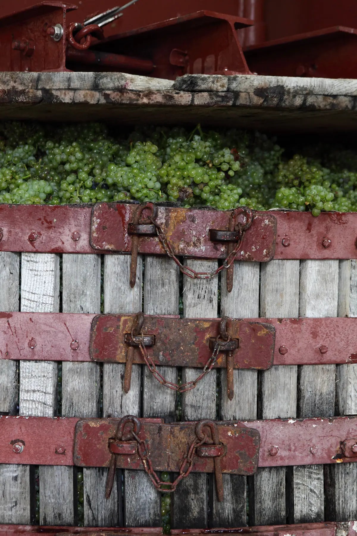 Alte Traubenpresse von Louis Roederer in der Champagne.