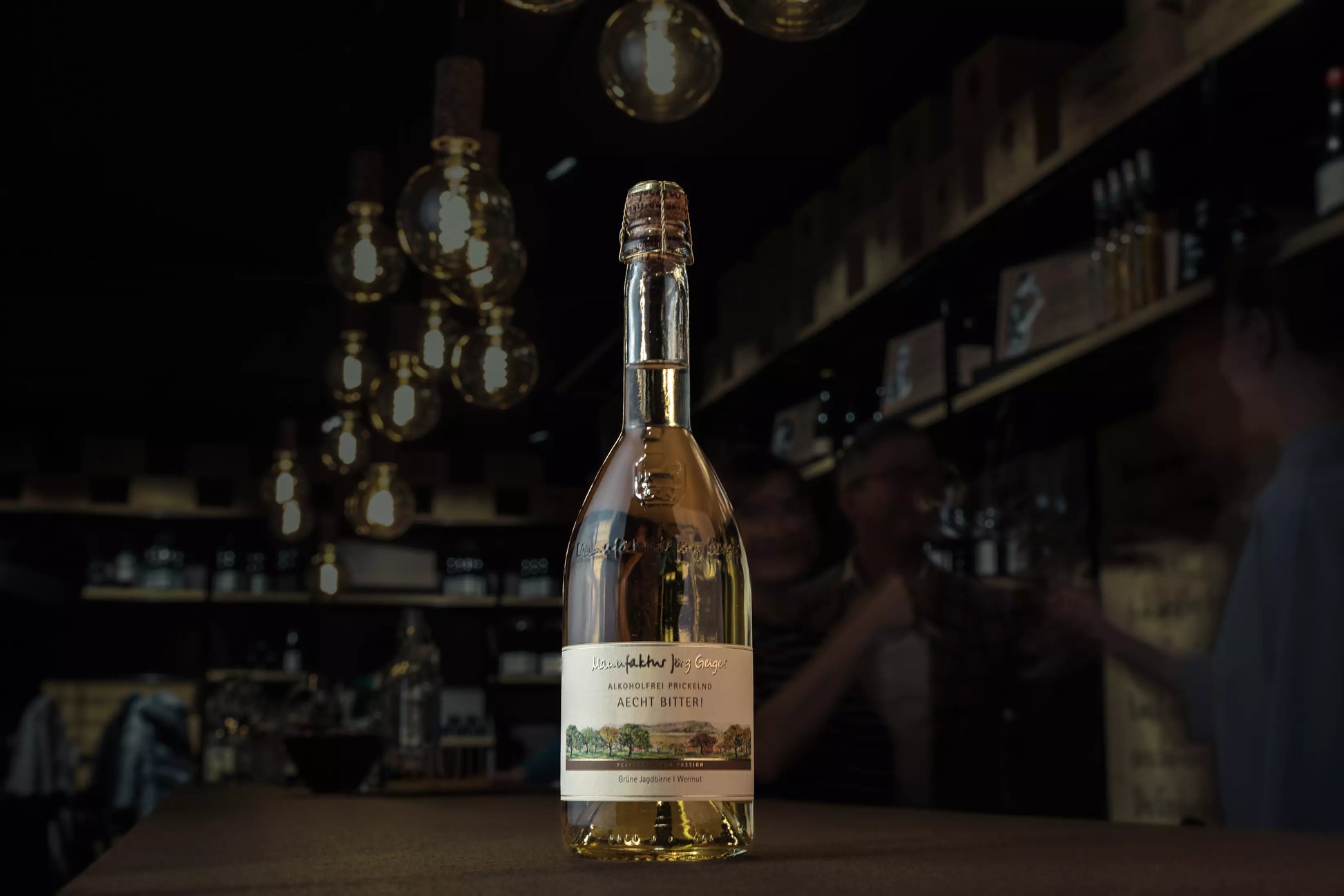 Aecht Bitter! von der Manufaktur Jörg Geiger auf dem Tisch in der Vinothek Hauser mit gedimmtem Licht.