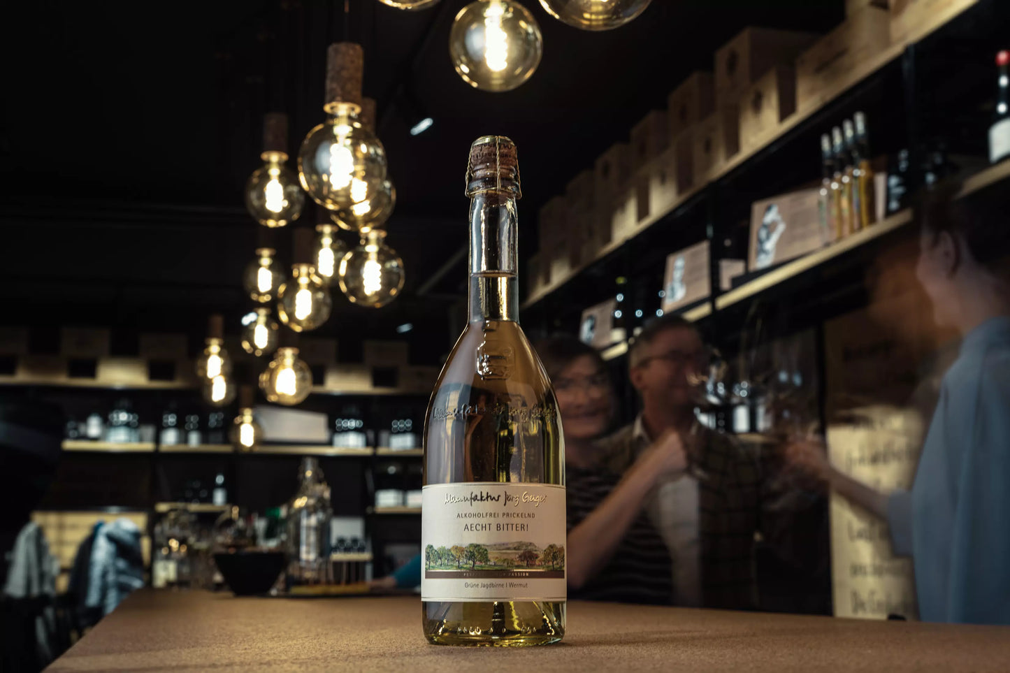 Aecht Bitter! von der Manufaktur Jörg Geiger auf dem Tisch präsentiert in der Vinothek Hauser.