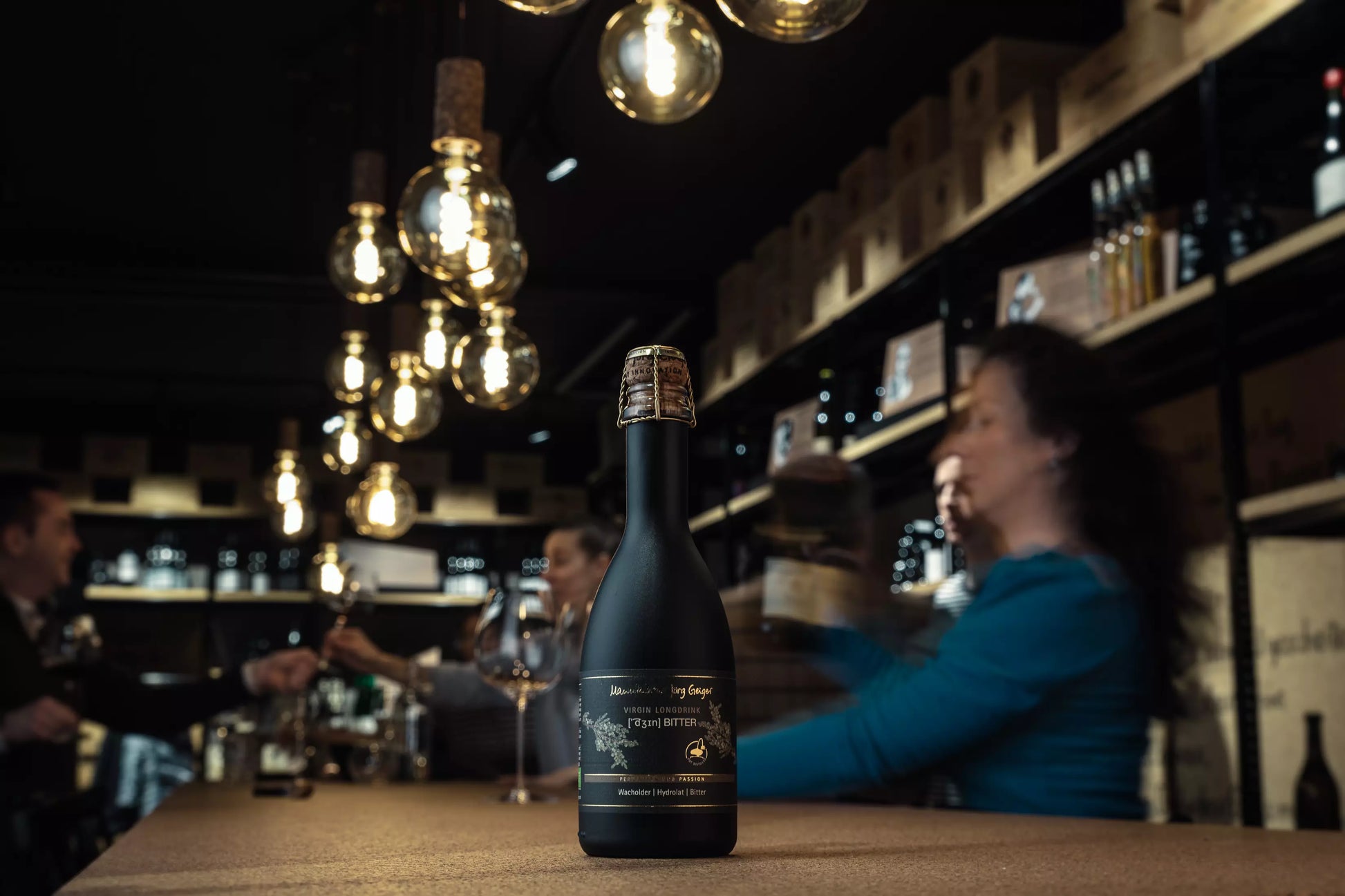 Bio Dzin Bitter von der Manufaktur Jörg Geiger auf dem Tisch präsentiert in der Vinothek Hauser.
