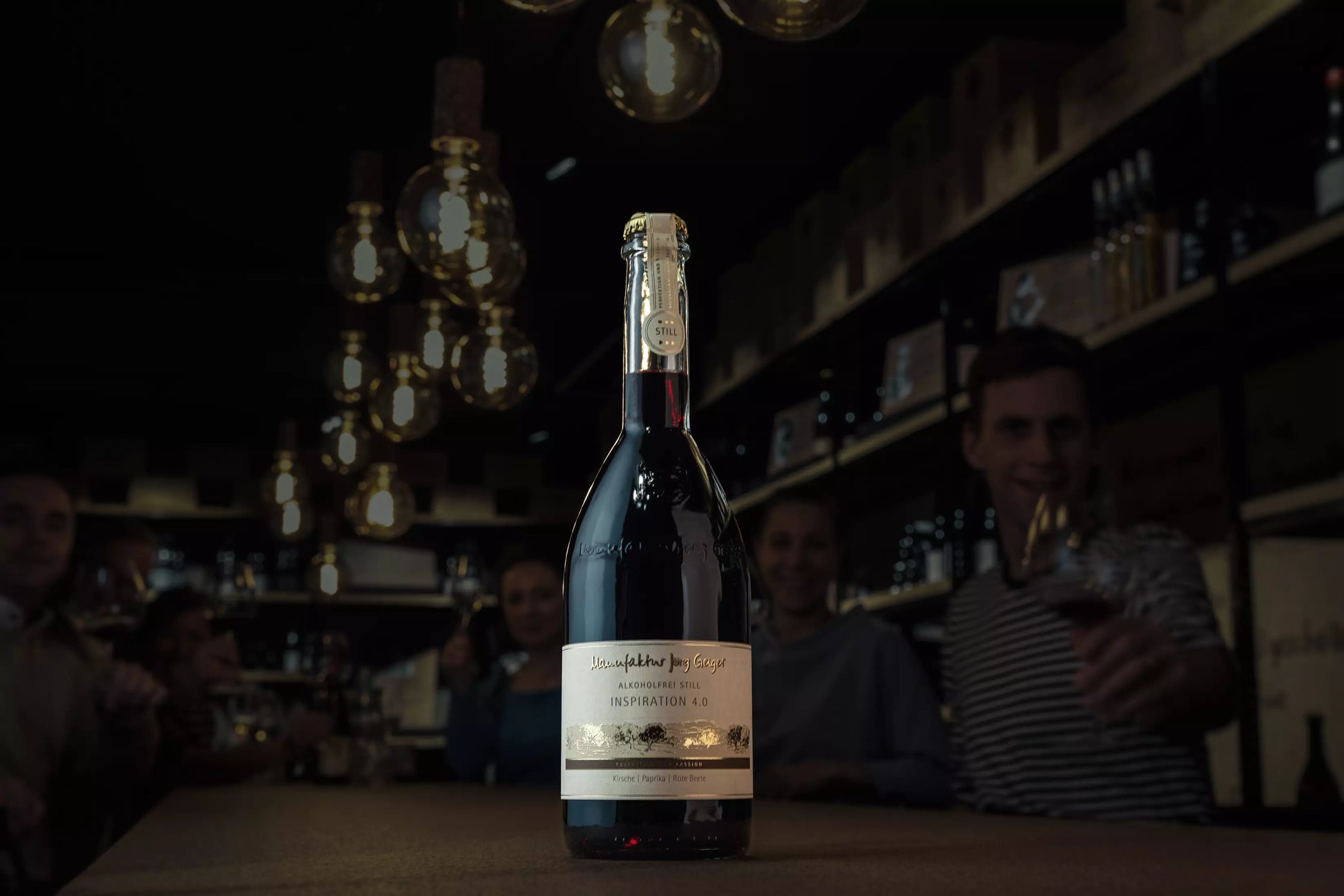 Inspiration 4.0 von der Manufaktur Jörg Geiger auf dem Tisch in der Vinothek Hauser mit gedimmtem Licht.