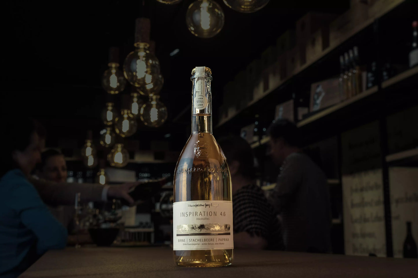 Inspiration 4.6 von der Manufaktur Jörg Geiger auf dem Tisch in der Vinothek Hauser mit gedimmtem Licht.