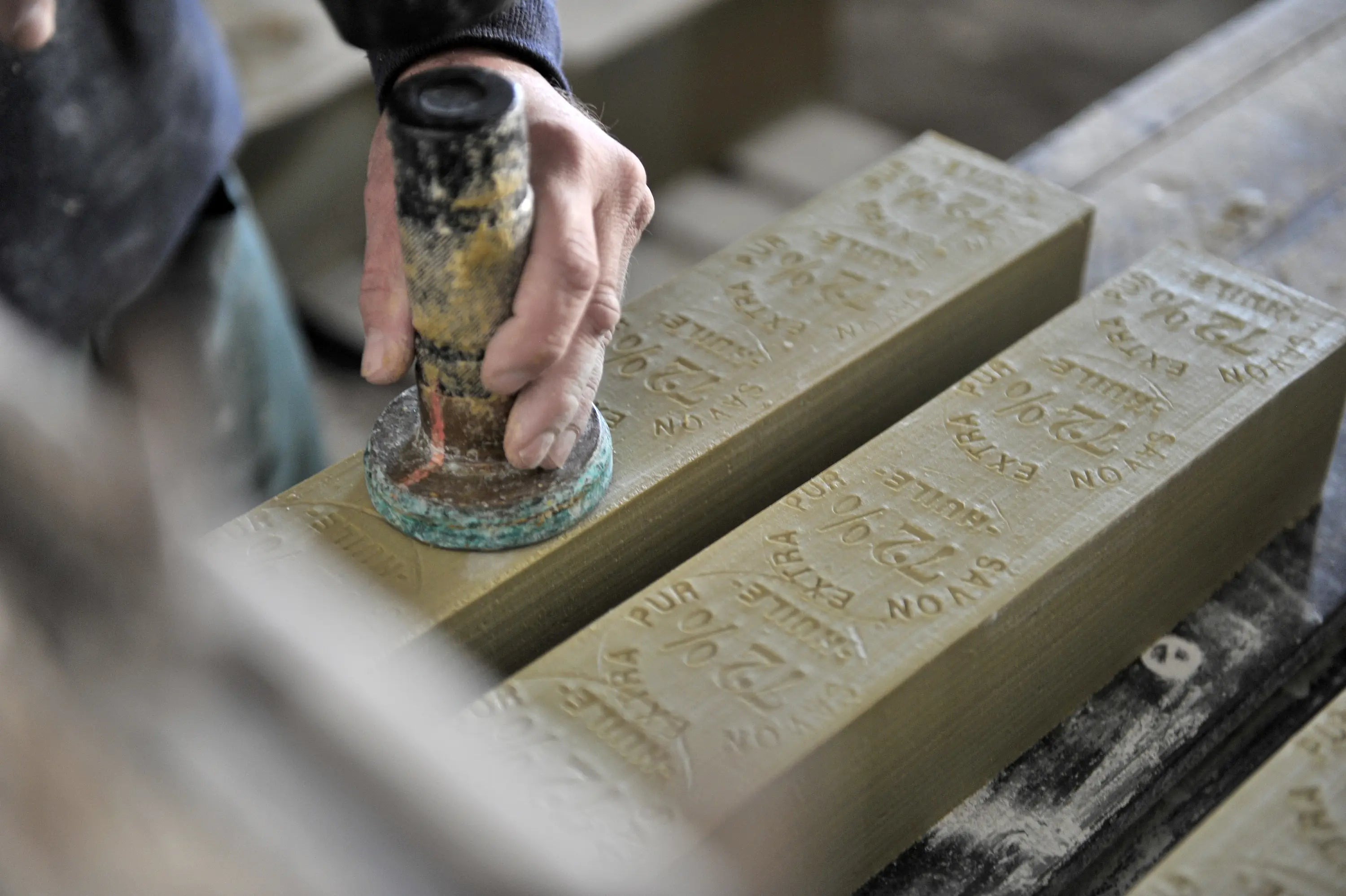 Stückseife wird von Hand geprägt mit Stempel in der Savonnerie Marius Fabre.