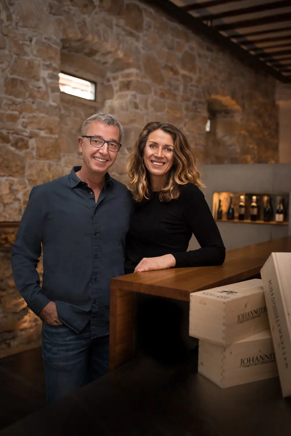 Michaela Gabriel und Martin Hubacher im Degustationsraum vom Johanniterkeller Martin Hubacher in Twann.