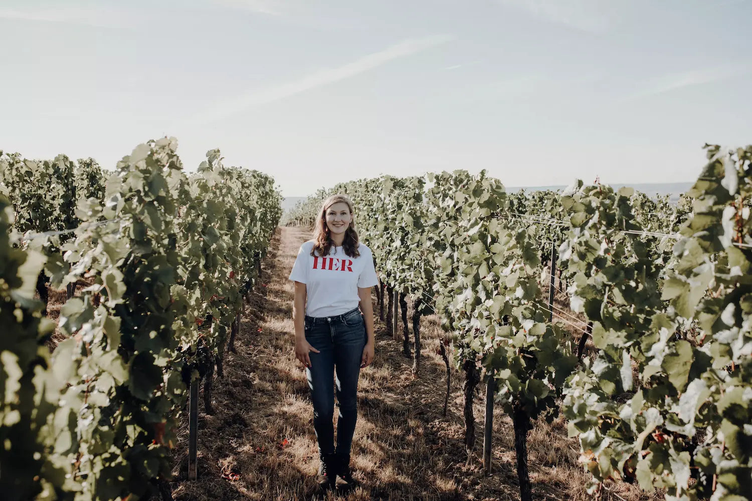 Martina Bernhard zwischen den Rebzeilen vom Weingut Bernhard.